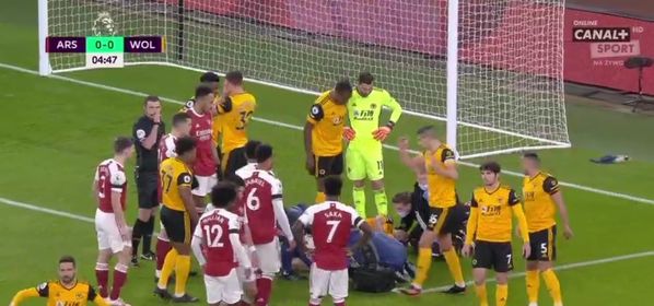 Okropne zderzenie Raula Jimeneza z Davidem Luizem. Piłkarz Wolverhampton stracił przytomność [WIDEO]
