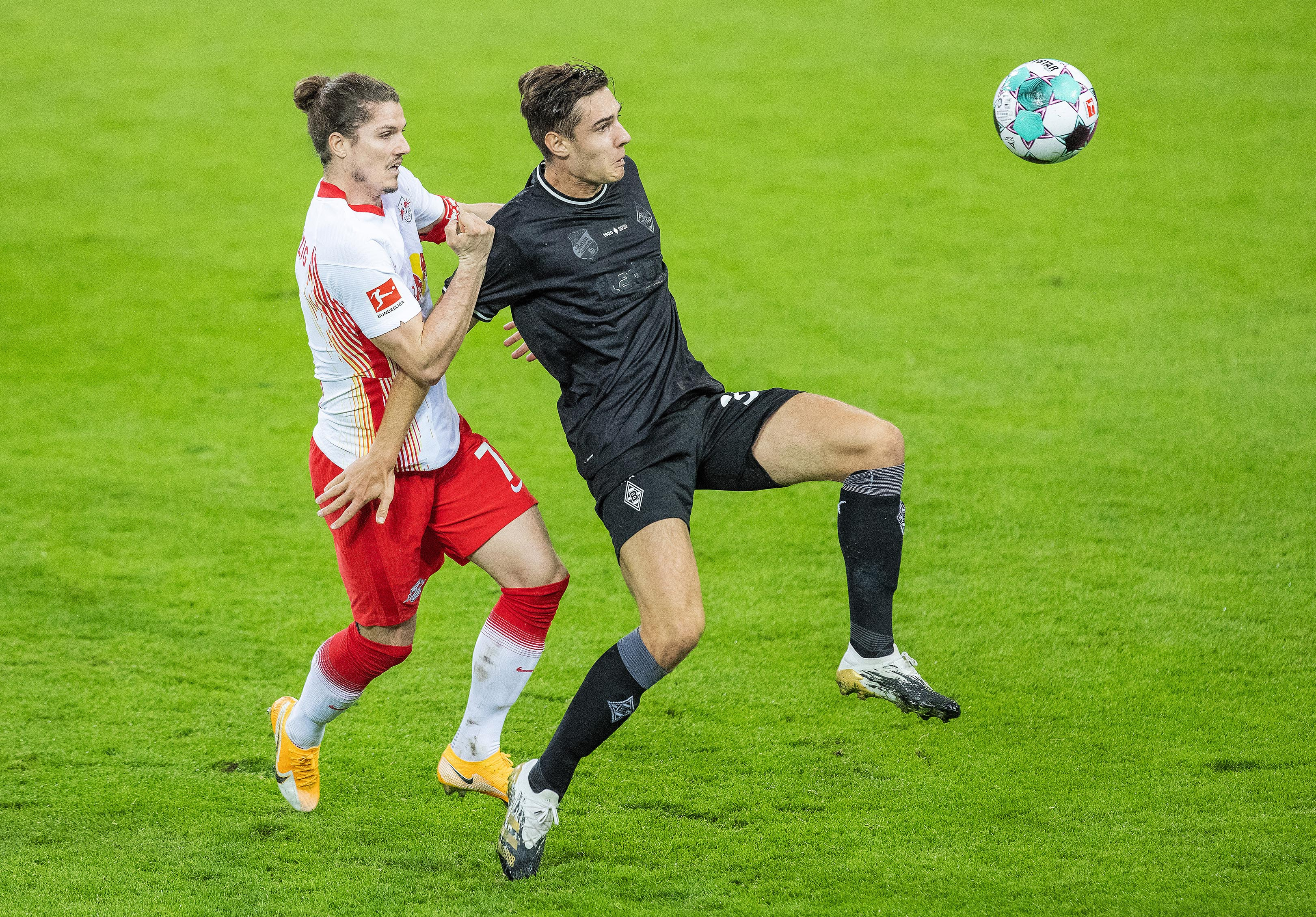 Bayern Monachium wraca do sprawdzonych metod. Chce wyrwać dwóch piłkarzy rywalowi z Bundesligi