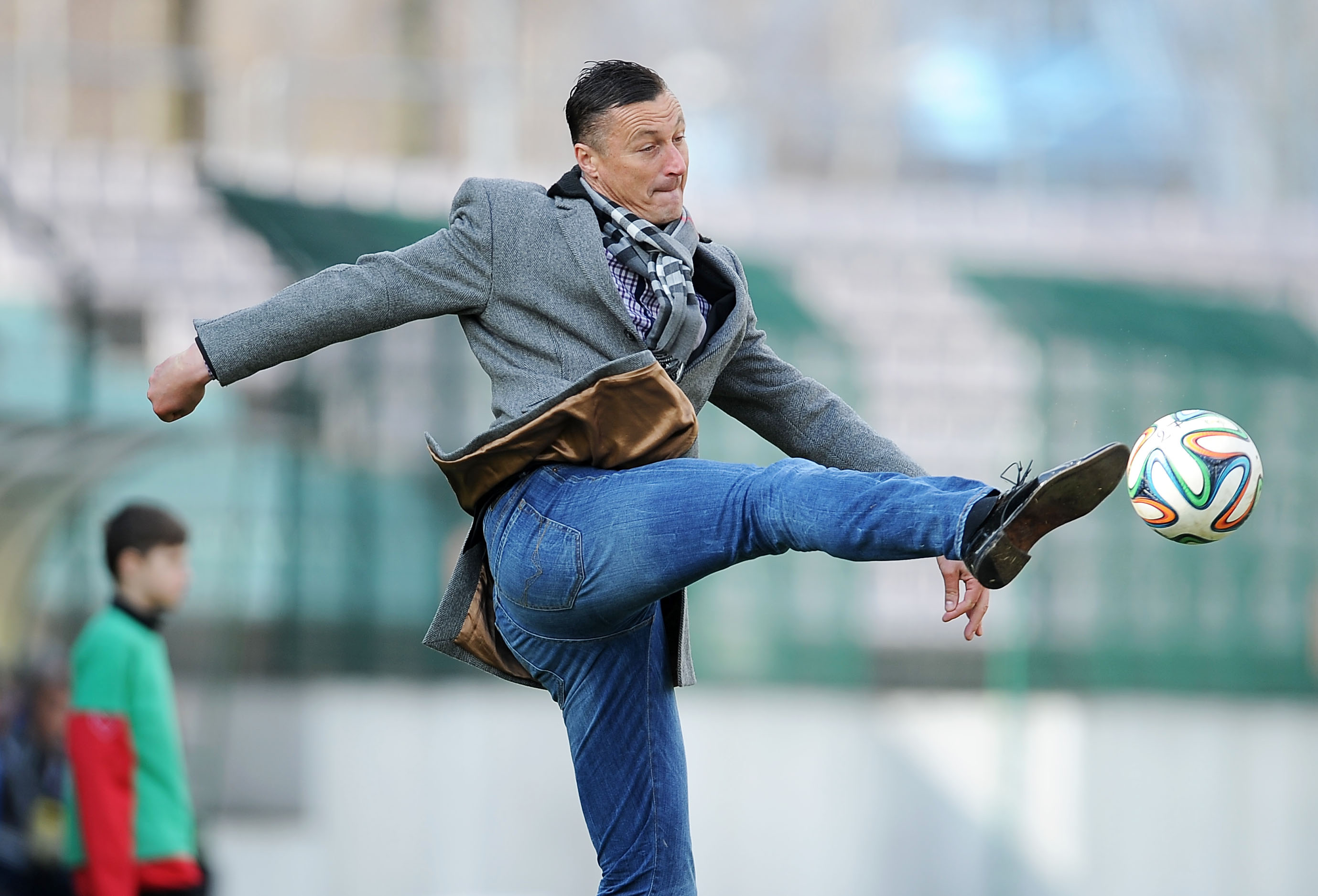 "Dziwi mnie jego nieobecność. Pewny siebie i wybiegany". Tomasz Hajto kwestionuje decyzję Michniewicza