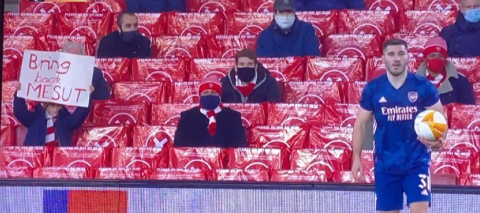 Kibice po dziewięciu miesiącach wrócili na stadion Arsenalu. Brawa od piłkarzy [WIDEO]