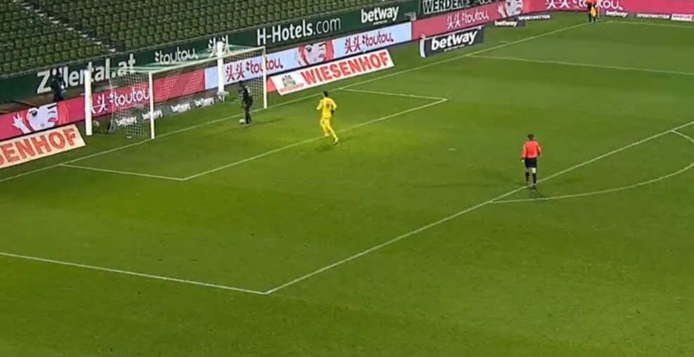 Kuriozum w meczu Bundesligi! Ostentacyjne zwlekał ze zdobyciem gola, a potem zobaczył żółtą kartkę [WIDEO]