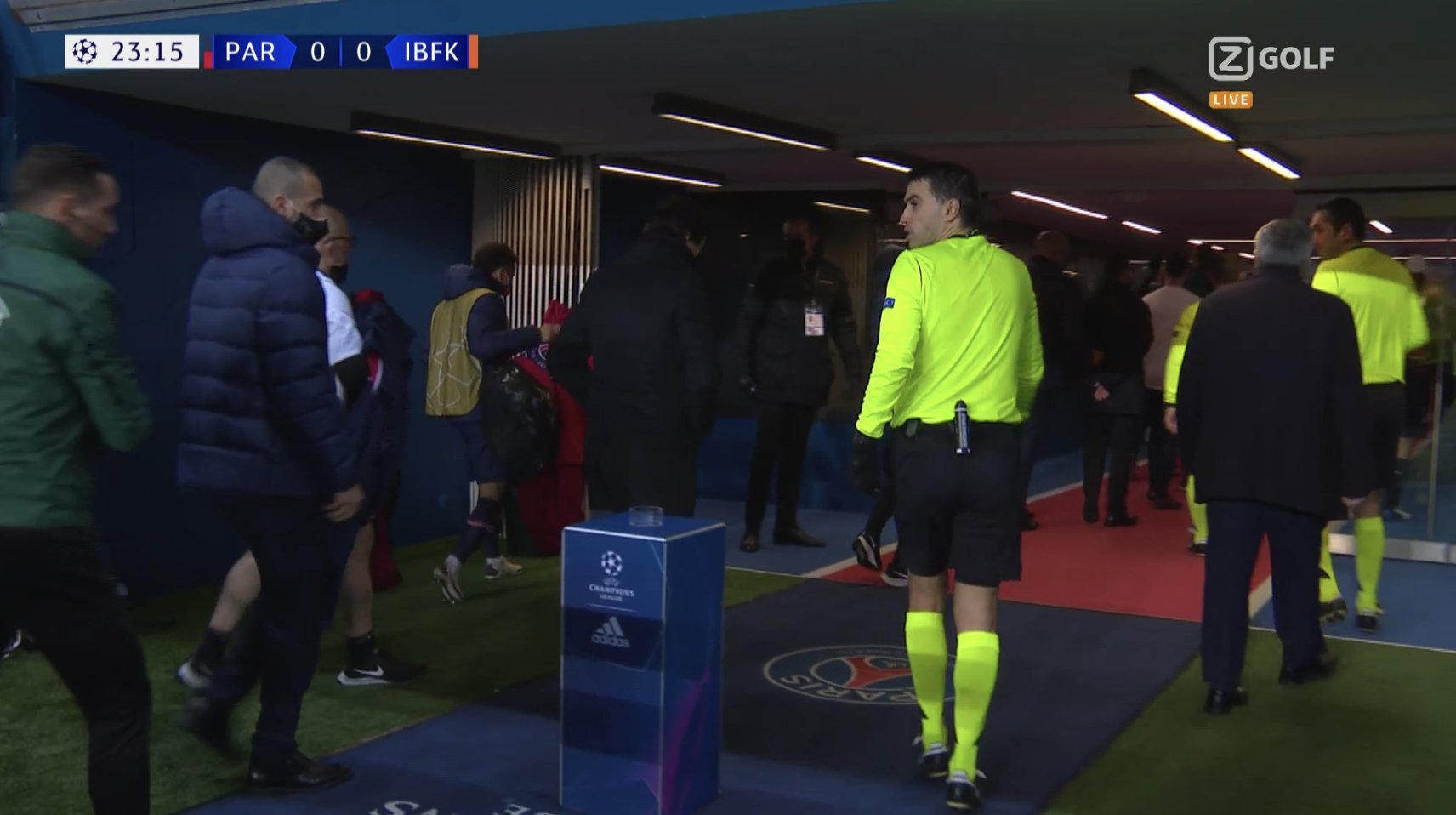Wielki skandal w meczu PSG, spotkanie przełożone! Sędzia techniczny oskarżony o rasizm [WIDEO] 