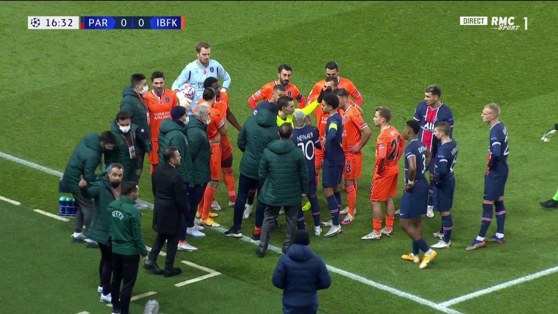 Jest nagranie z rasistowskich słów sędziego w meczu PSG - Basaksehir. Wiadomo, co powiedział arbiter [WIDEO]