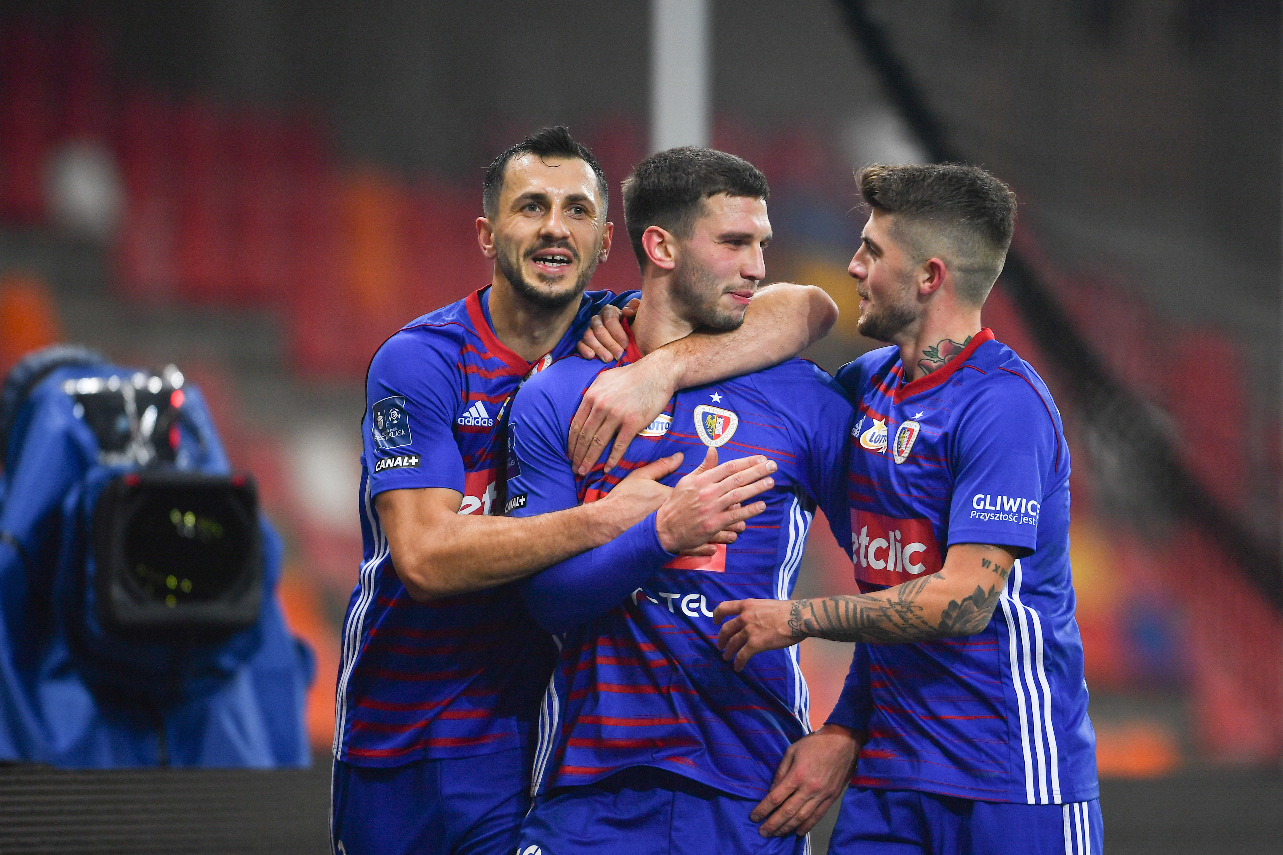 Piast rozgromił Podbeskidzie. "Górale" stracili aż pięć goli, Świerczok ustrzelił dublet