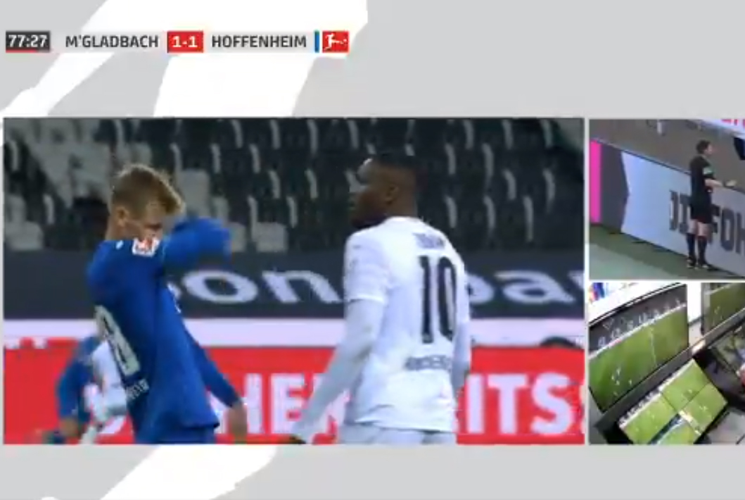 Skandal w Bundeslidze. Gwiazdor Gladbach napluł rywalowi w twarz [WIDEO]