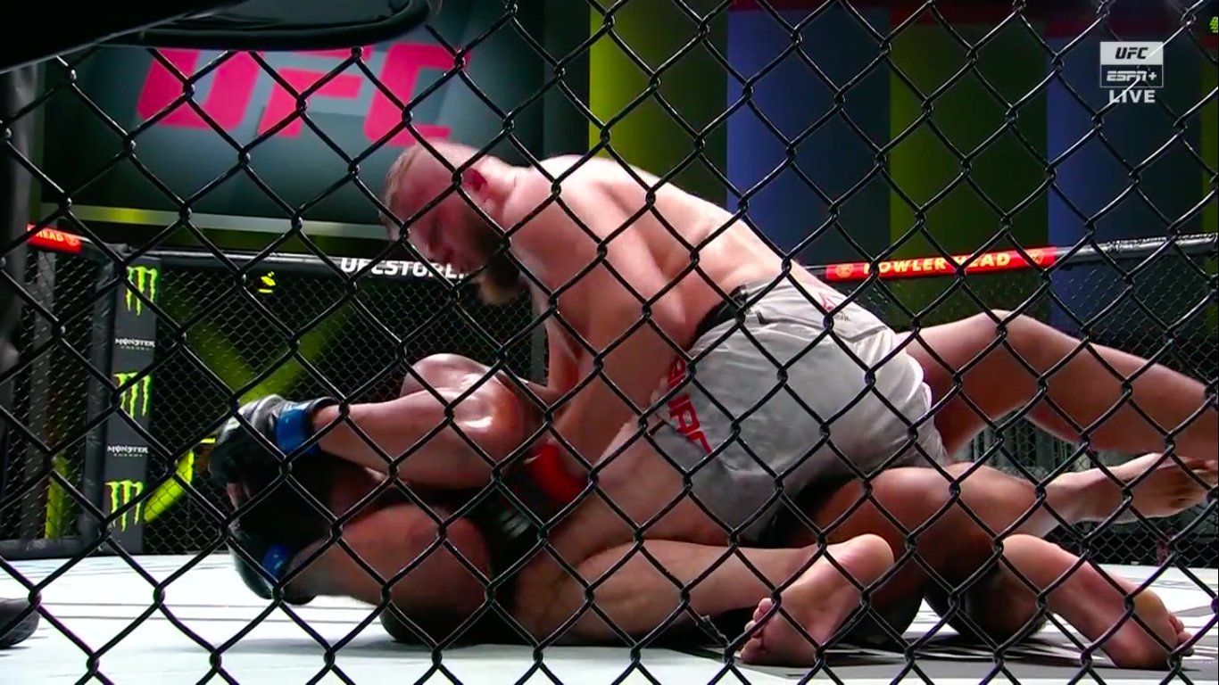 Trwa świetna seria Polaka w UFC! Zasypał rywala ciosami i pokazał moc! [WIDEO]