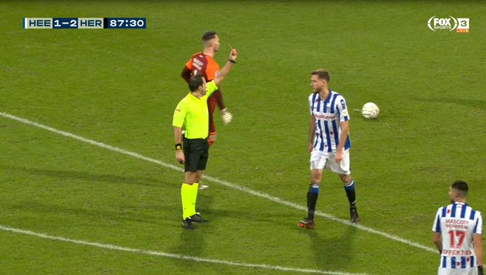 Paweł Bochniewicz z czerwoną kartką w Eredivisie