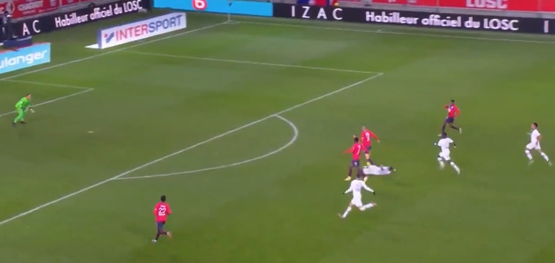 Fenomenalna interwencja piłkarza PSG. Sam zatrzymał czterech rywali, przypłacił to kontuzją [WIDEO]