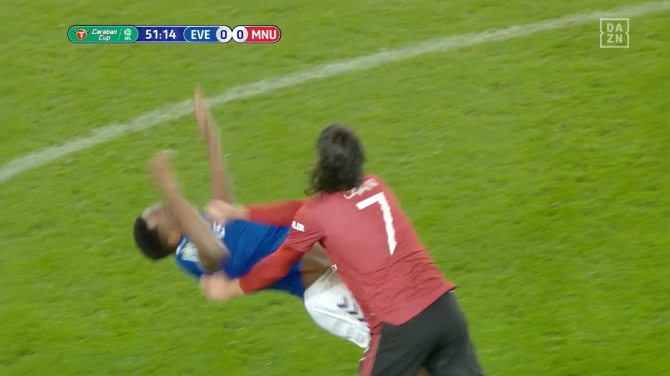Edinson Cavani powinien wylecieć z boiska? "Gdyby był VAR, zobaczyłby czerwoną kartkę" [WIDEO]