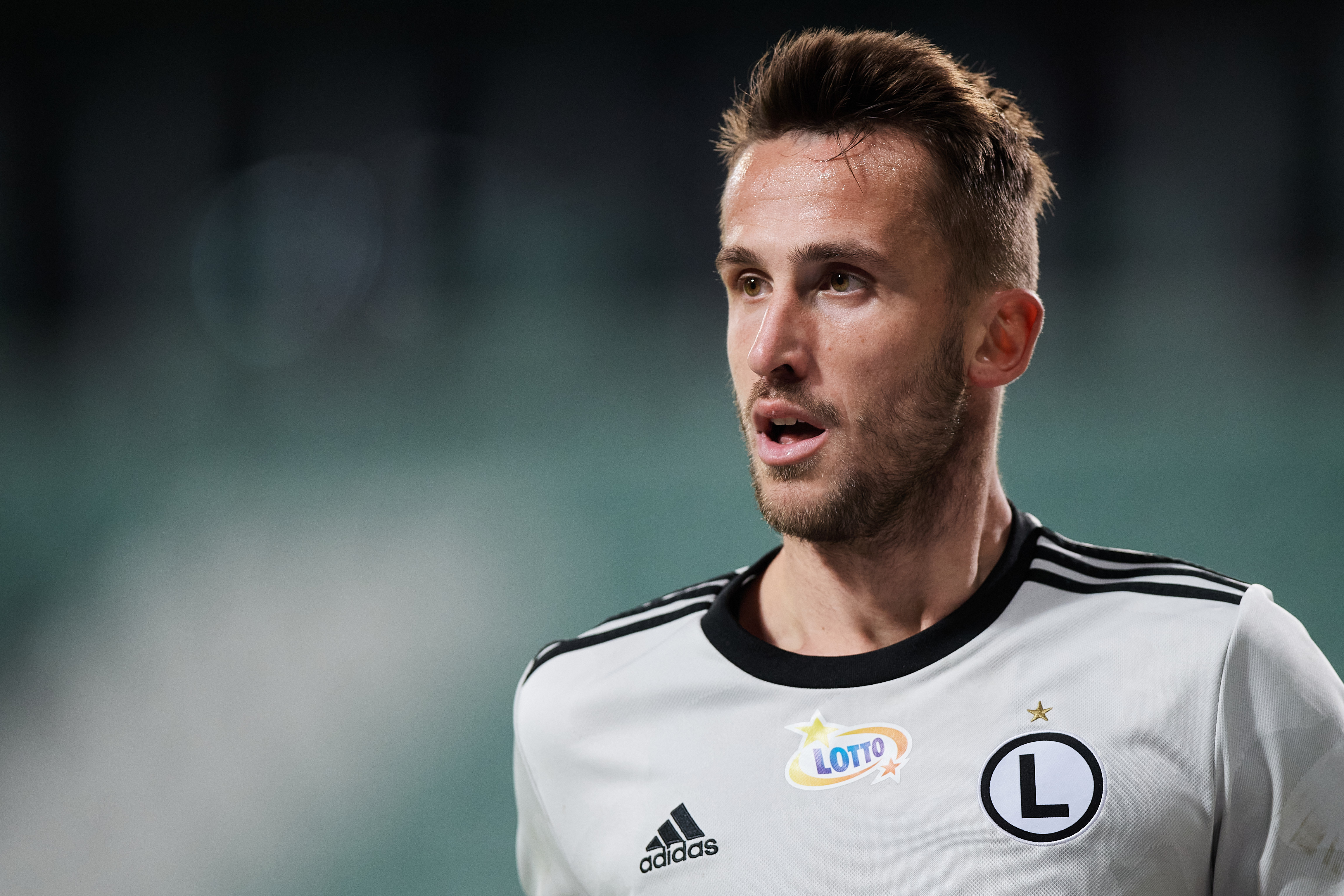 Legia traci napastnika do końca sezonu Pucharu Polski. Skandaliczna decyzja przez... siniak na tyłku