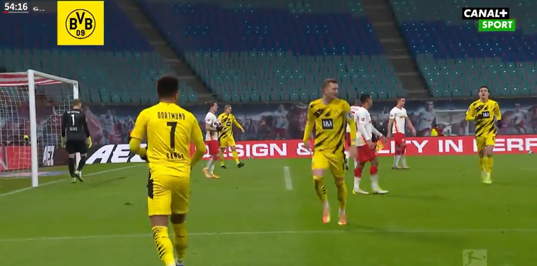 Borussia Dortmund wygrywa w hicie Bundesligi. Sancho, Haaland i Reus zabawili się z rywalami [WIDEO]