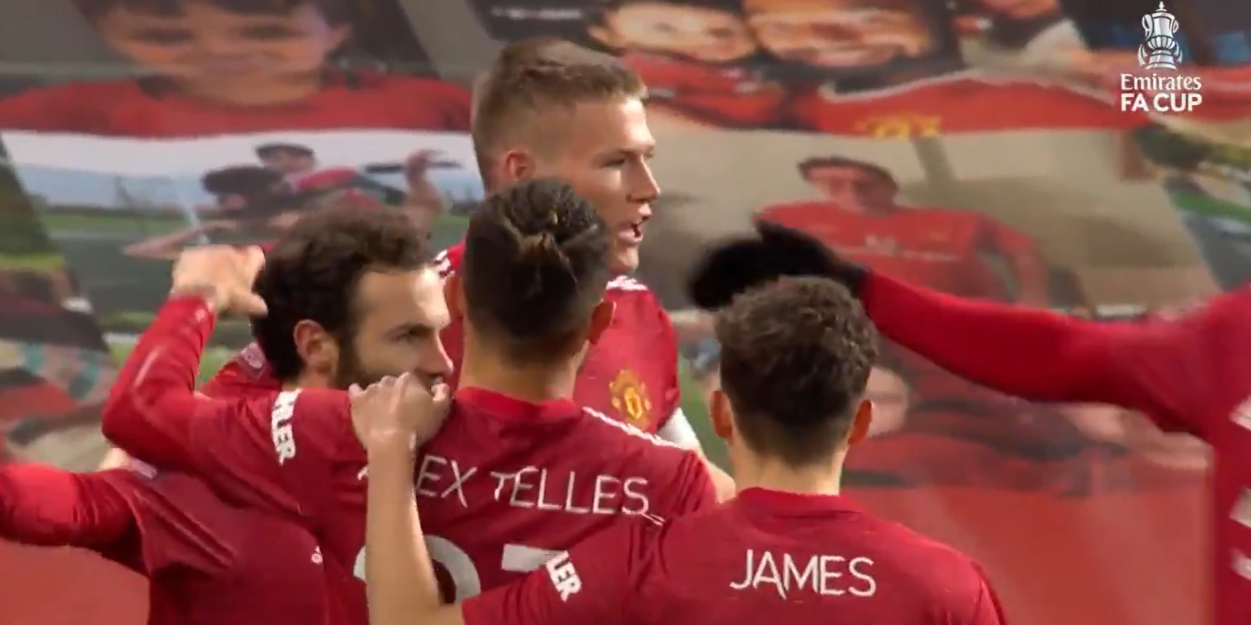 Manchester United na zaciągniętym ręcznym, ale z awansem. Zachwyt nad Van de Beekiem [WIDEO]