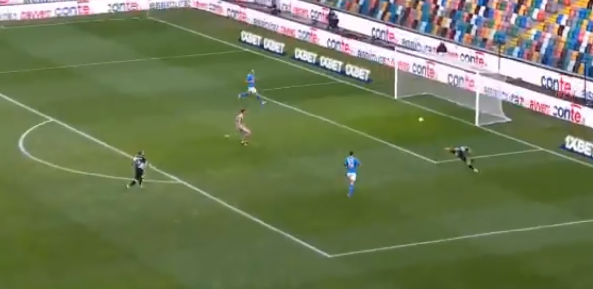 Koszmarny błąd piłkarza Napoli. "Azzurri" uciekli spod topora po golu w 90. minucie [WIDEO]