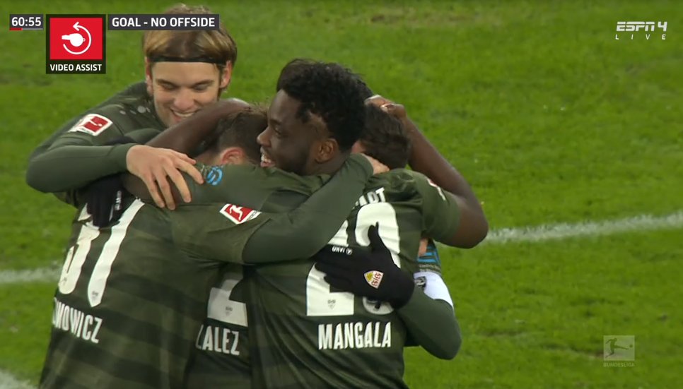 Rafał Gikiewicz cztery razy wyciągał piłkę z siatki. Augsburg rozbity przez VfB Stuttgart