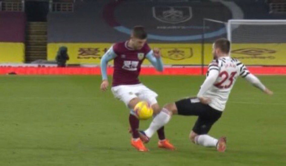 Manchester United liderem w cieniu kontrowersji. Shaw powinien wylecieć z boiska, Pogba bohaterem [WIDEO]