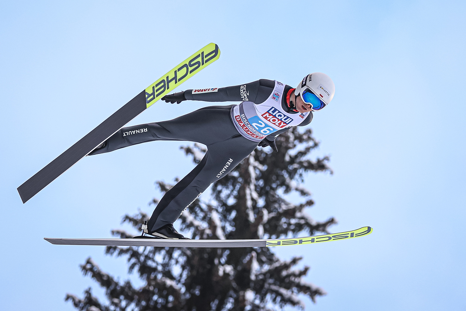 Andrzej Stękała na podium kwalifikacji w Zakopanem. Przeciętny Stoch, dyskwalifikacja Żyły [AKTUALIZACJA]