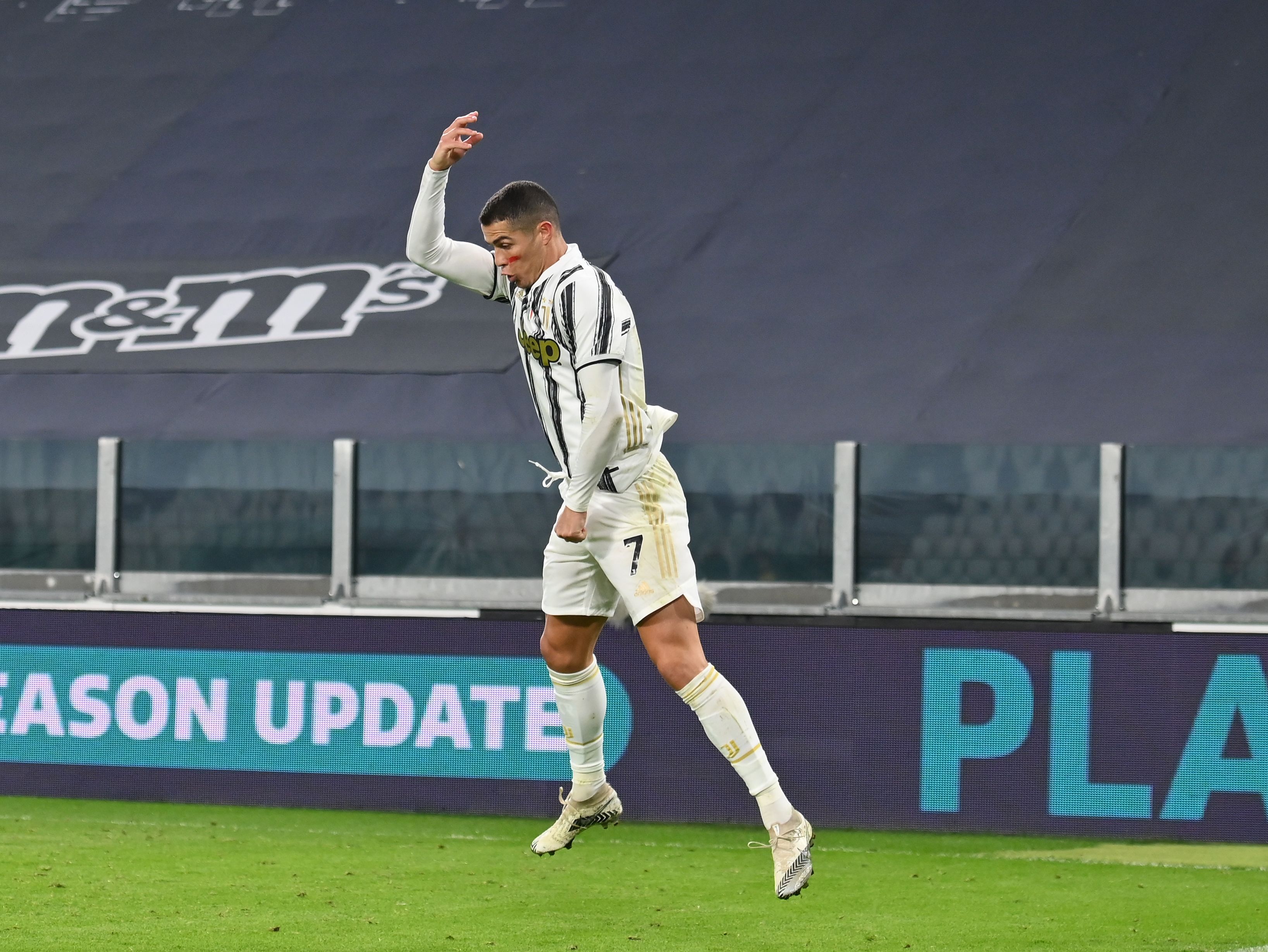 Arthur porównał Cristiano Ronaldo i Leo Messiego. Wskazał, kogo wybrałby na kapitana