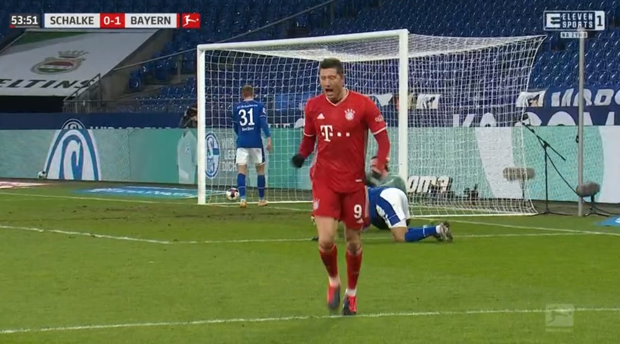 Robert Lewandowski z golem po świetnym podaniu Kimmicha! Bayern znów rozbił Schalke [WIDEO]