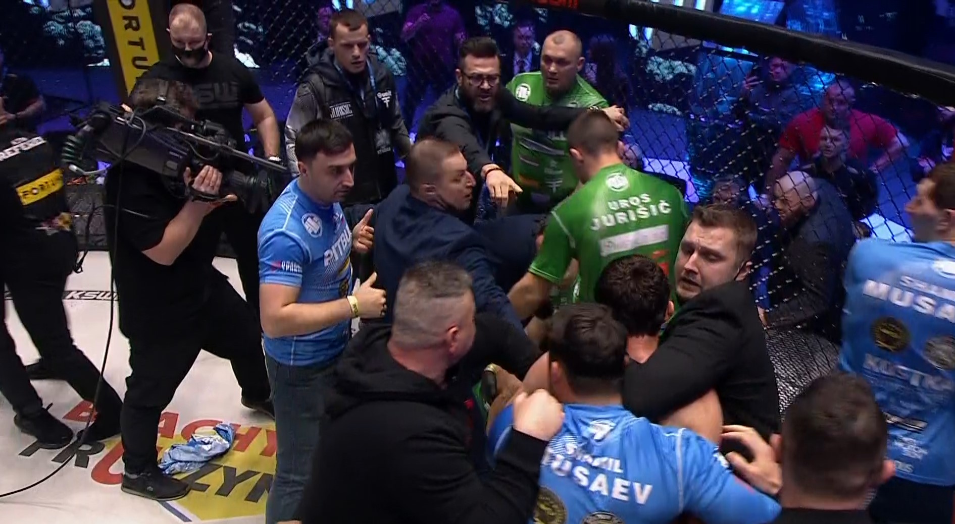 Skandal na gali KSW 58. Zawodnicy urządzili sobie "dogrywkę" po zakończonej walce [WIDEO]