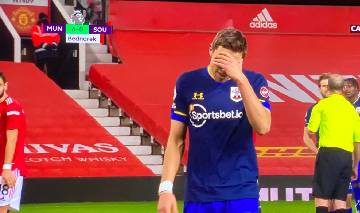 Koszmarny wieczór Bednarka. Samobój, czerwona kartka i sprokurowany karny. 9:0 dla Manchesteru United! [WIDEO]