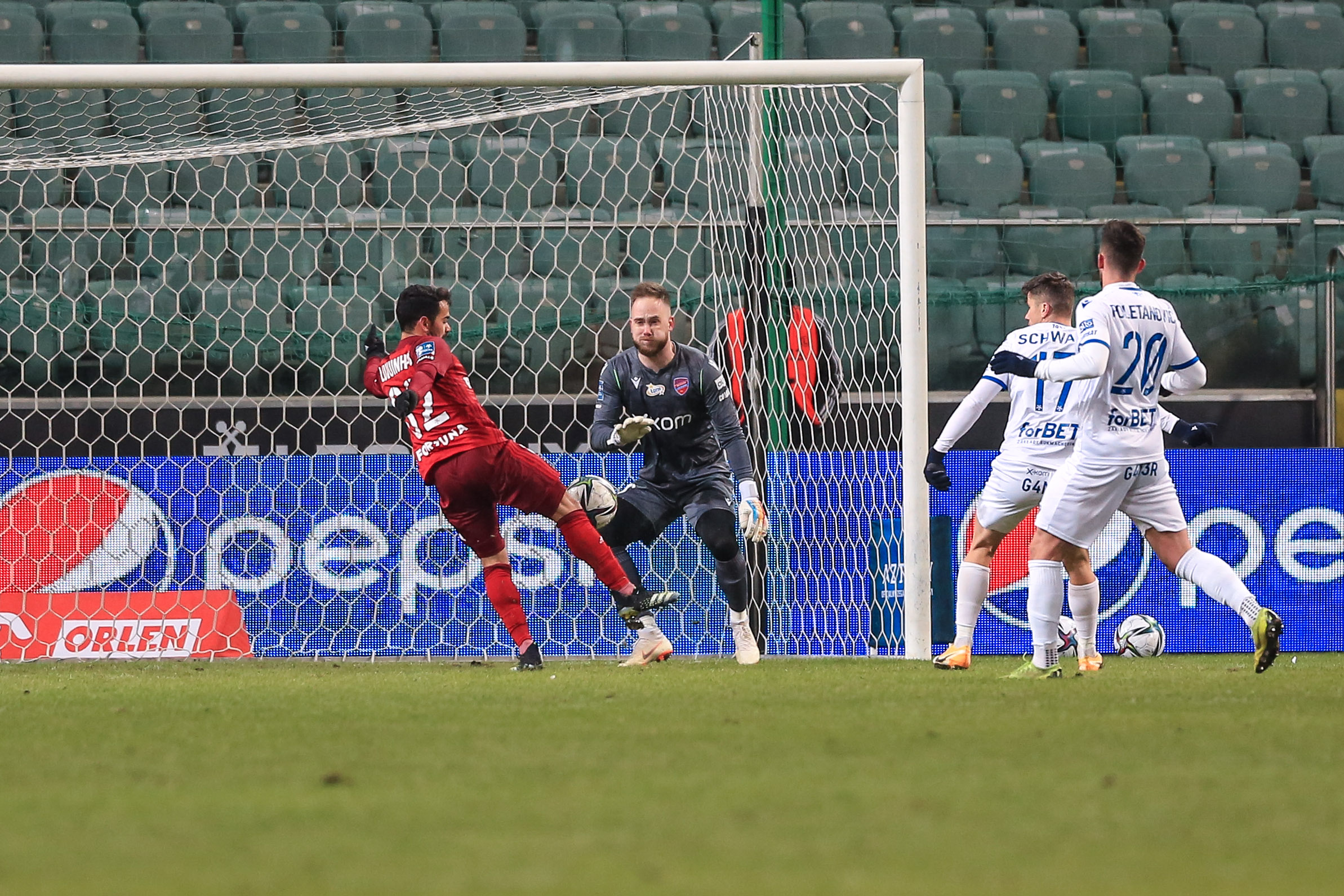 Legia Warszawa górą w hicie Ekstraklasy! Luquinhas i Pekhart dali wygraną mistrzom Polski [WIDEO]