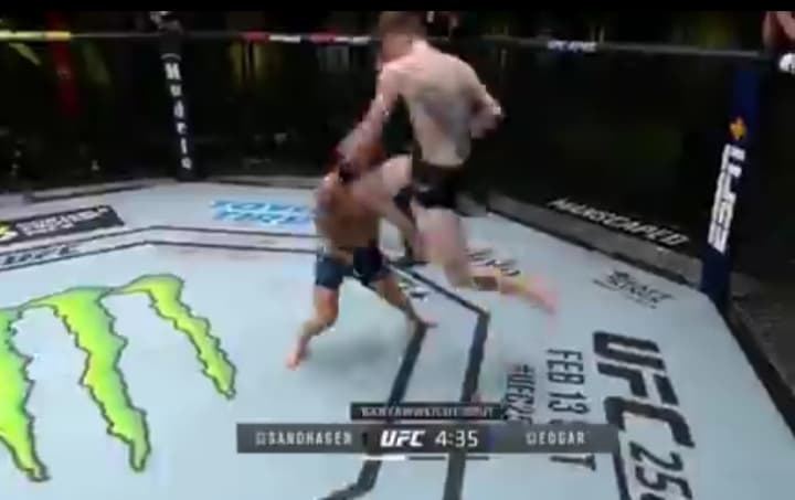 Popisowy nokaut na gali UFC! Uderzenie kolanem zmiażdżyło przeciwnika [WIDEO]