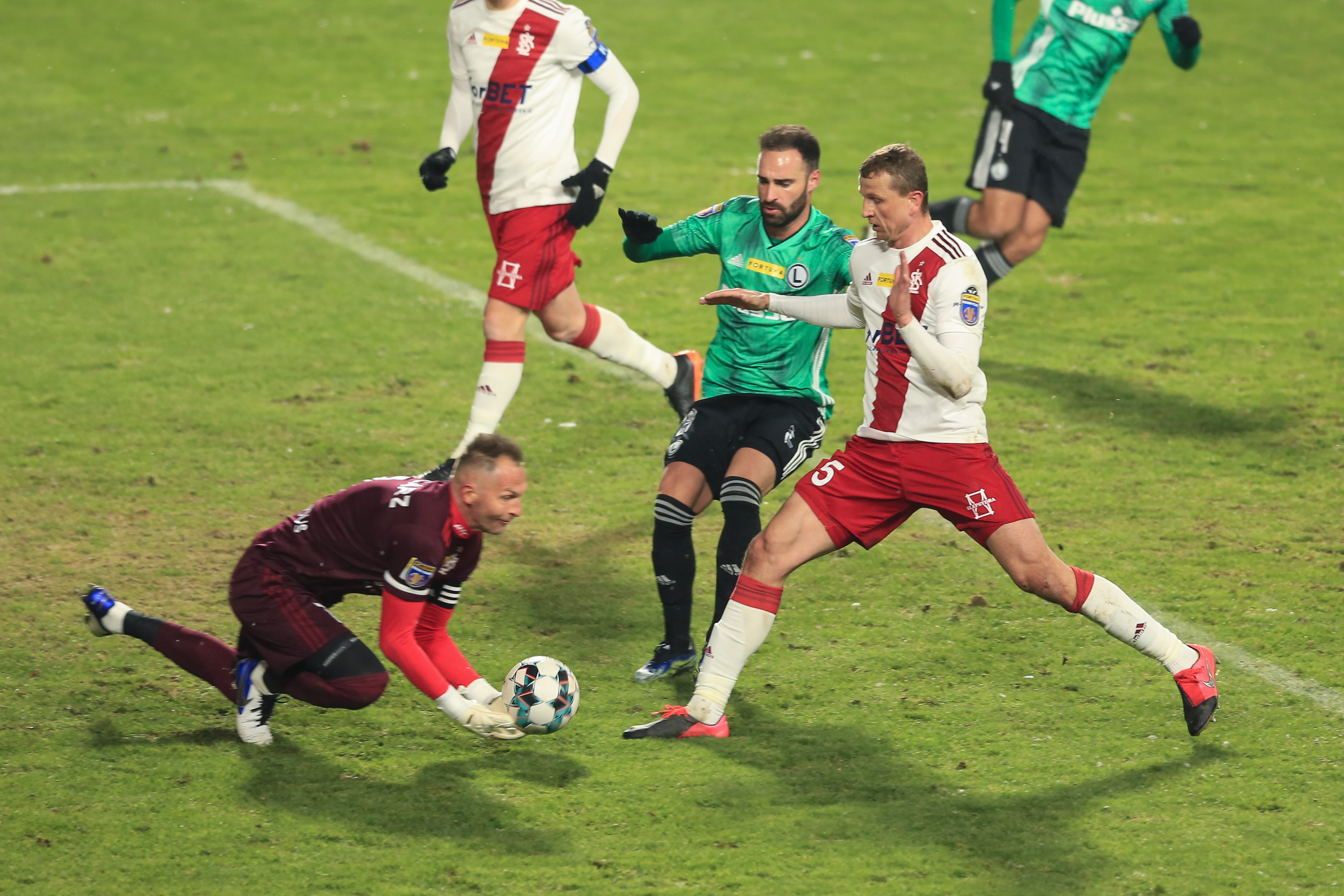 Legia Warszawa gra dalej w Pucharze Polski! Pięć goli i dwie czerwone kartki w Łodzi [WIDEO]