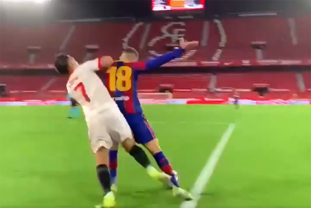 Sędzia skrzywdził FC Barcelonę w meczu z Sevillą? Klub opublikował film, który ma być dowodem [WIDEO]