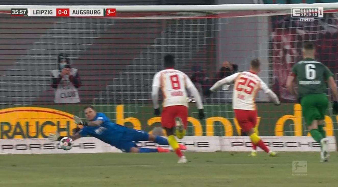 RB Lipsk lepszy od Augsburga. Rafał Gikiewicz obronił rzut karny, ale sędzia nakazał powtórkę [WIDEO]