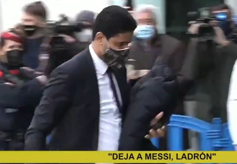 Gorące powitanie PSG w Barcelonie. Wyzwiska w stronę prezydenta klubu. "Skur***yn! Zostaw Messiego" [WIDEO]