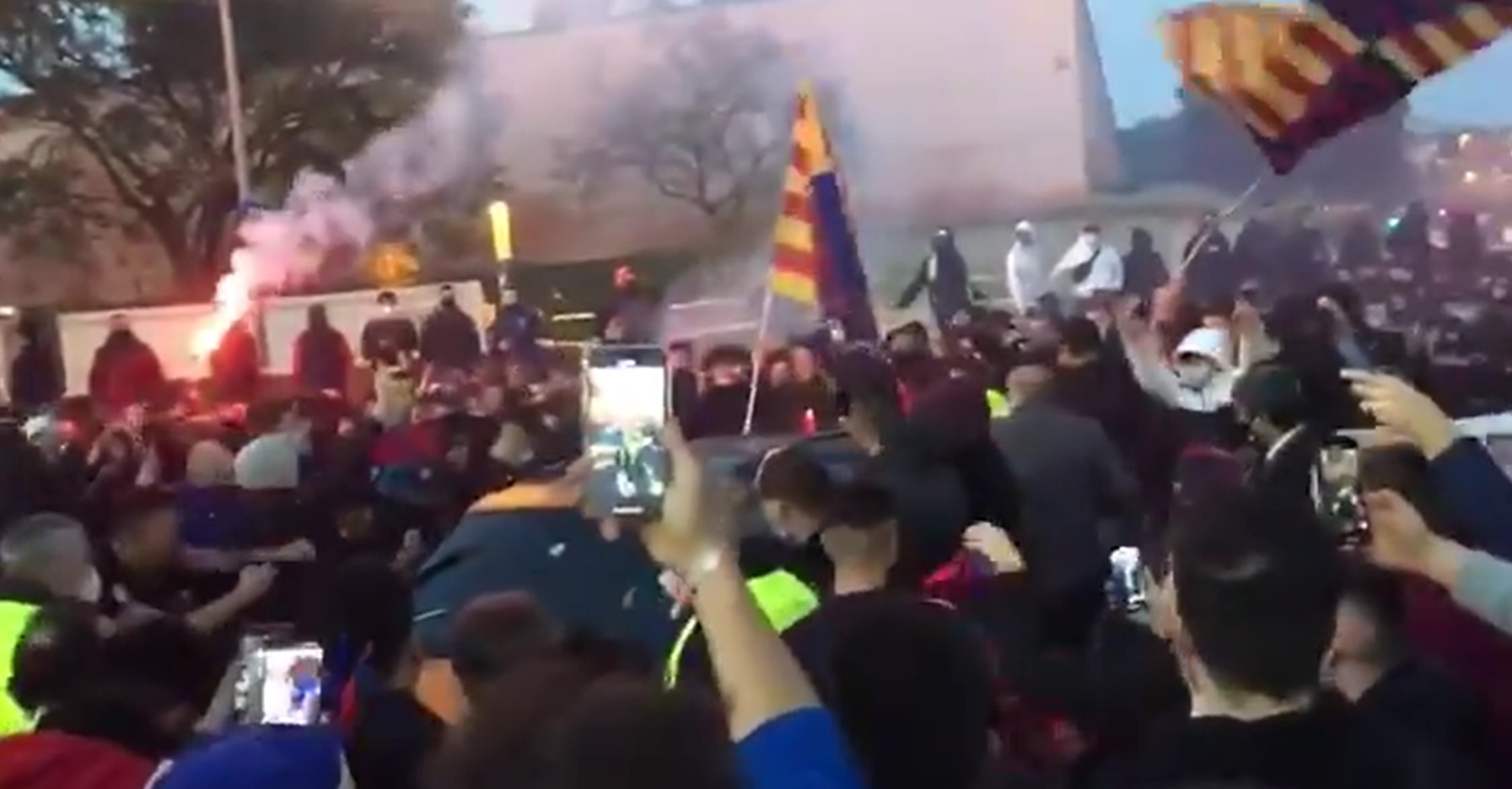 Tłumy kibiców pod Camp Nou przed hitem LM. Nie mogli wejść na trybuny, ale są przy stadionie [WIDEO]