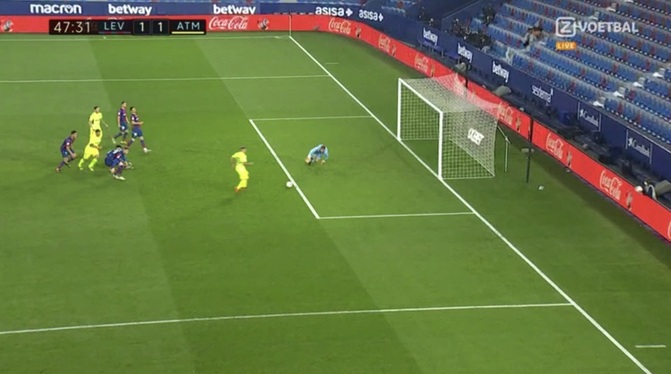 Pudło sezonu Angela Correi! Atletico Madryt straciło punkty w spotkaniu z Levante [WIDEO]