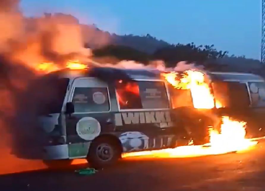 Autokar z piłkarzami zaczął płonąć w trakcie jazdy. O krok od tragedii w nigeryjskiej ekstraklasie [WIDEO]