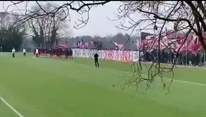 Szalone sceny w Mediolanie. Ponad 300 kibiców przybyło na stadion treningowy Milanu [WIDEO]