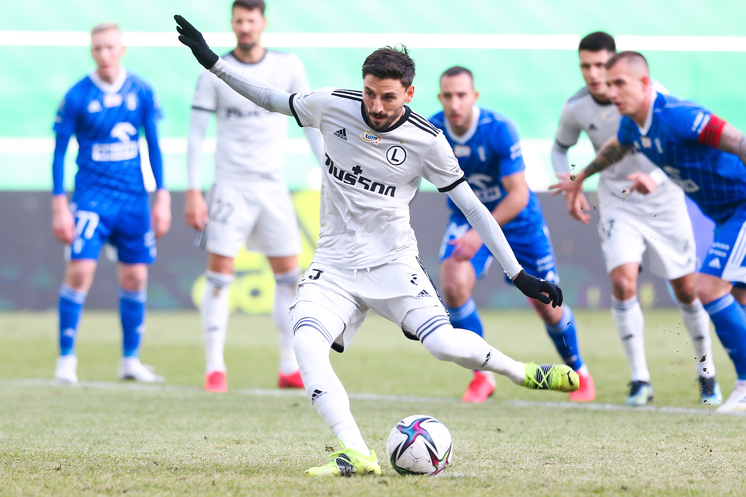 Strzelanina przy Łazienkowskiej. Wybitny mecz Mladenovicia i lider w Warszawie [WIDEO]