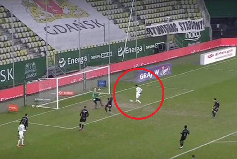 Lechia Gdańsk coraz bliżej czołówki. Nie przeszkodziło jej niebywałe pudło [WIDEO]
