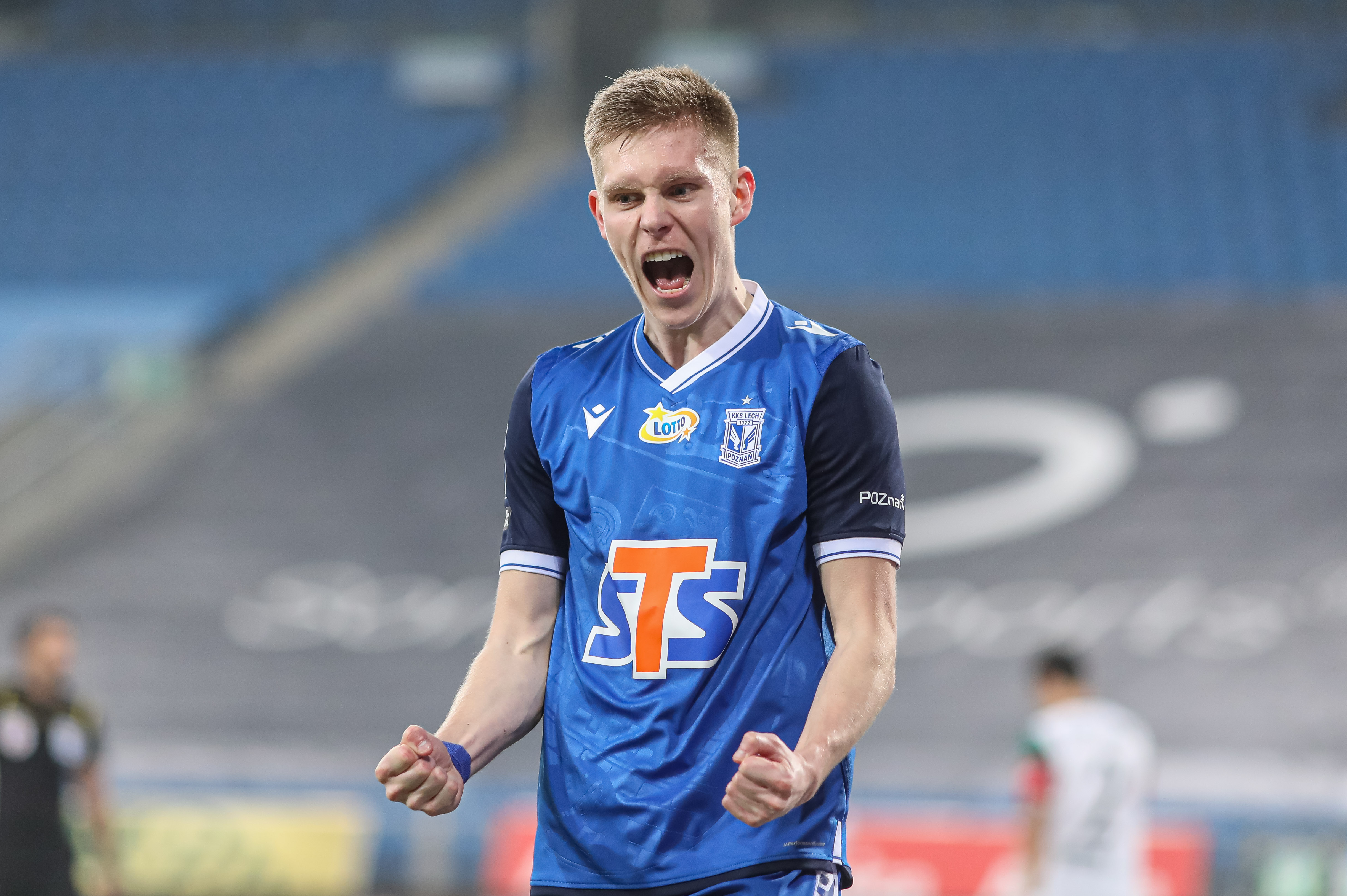 Grał na MŚ, przymierzali go do Premier League, a teraz wylądował w Polsce. Kim jest nowa gwiazda Lecha Poznań?