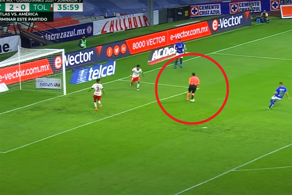 Kuriozum w Meksyku. Sędzia zablokował piłkę lecącą do pustej bramki [WIDEO]