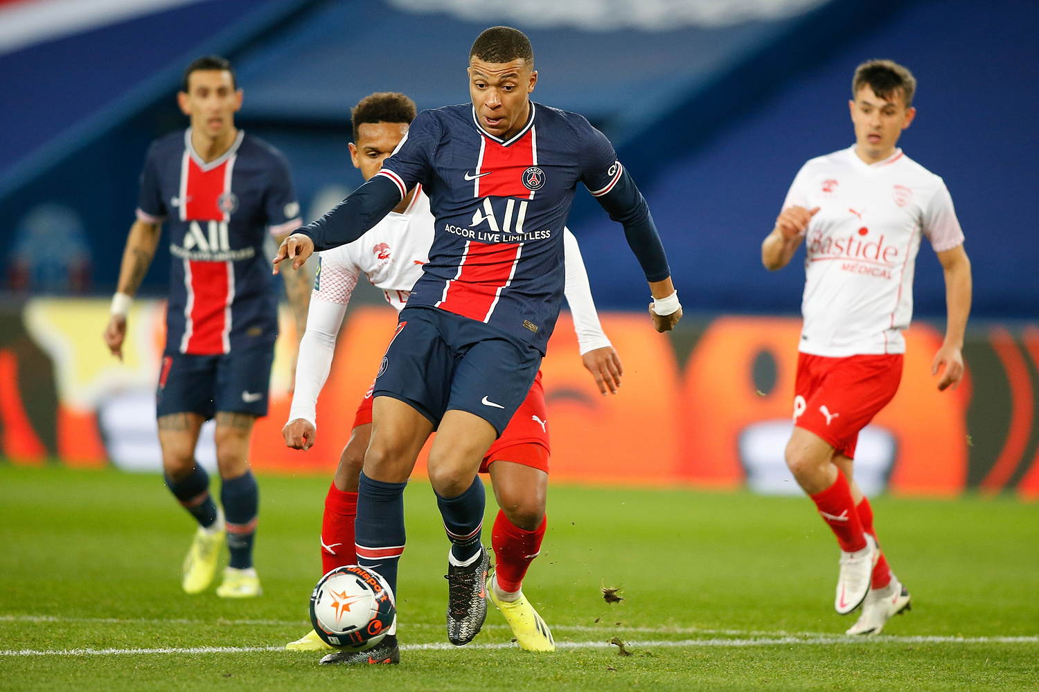 Łatwa wygrana Paris Saint-Germain. Mistrzowie Francji wracają do gry o tytuł [WIDEO]