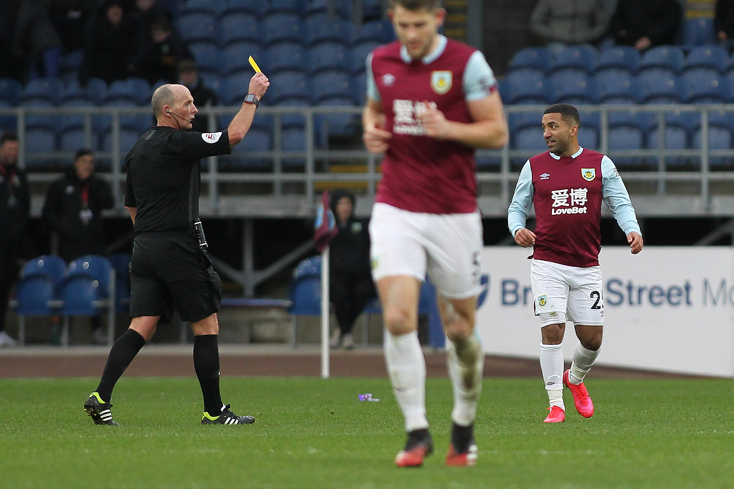 Tak zarabiają sędziowie w Premier League. Tracą pieniądze za błędne decyzje