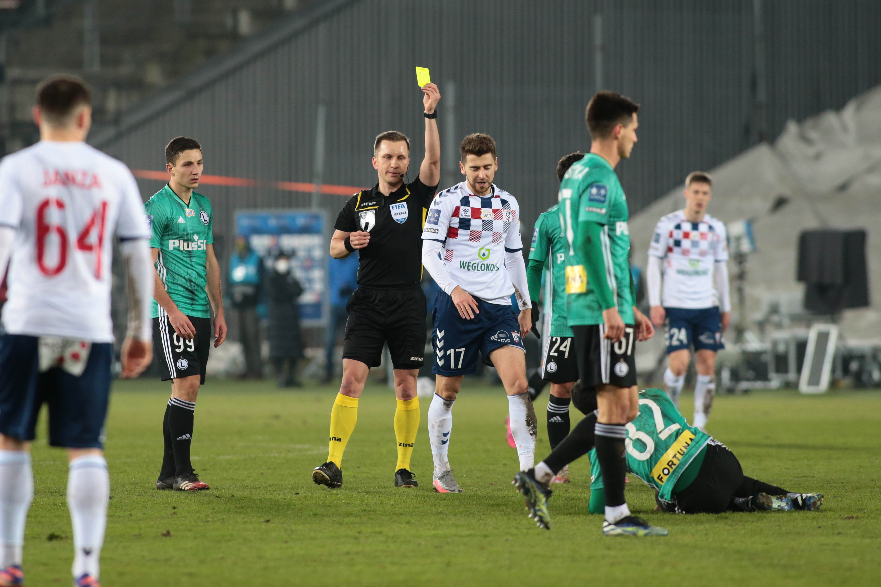 Legia Warszawa lepsza od Górnika Zabrze. Nie brakowało ostrej gry. "Panie sędzio, zaciął się przy goleniu?"