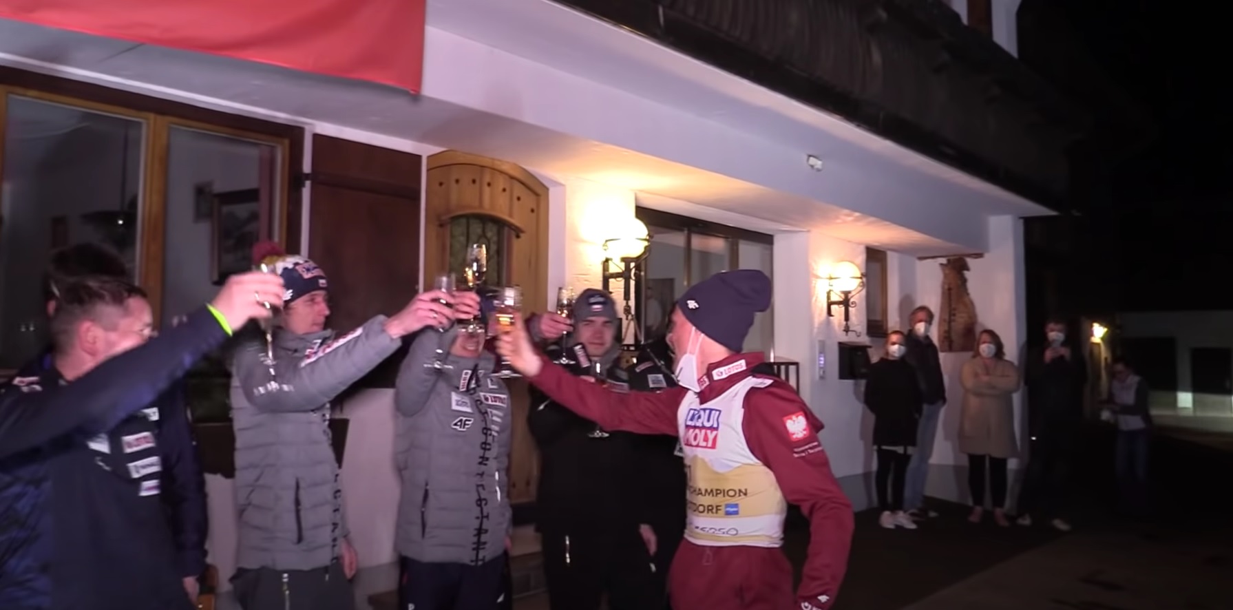 Tak polska kadra świętowała złoto Piotra Żyły. Szalona radość naszego skoczka [WIDEO]