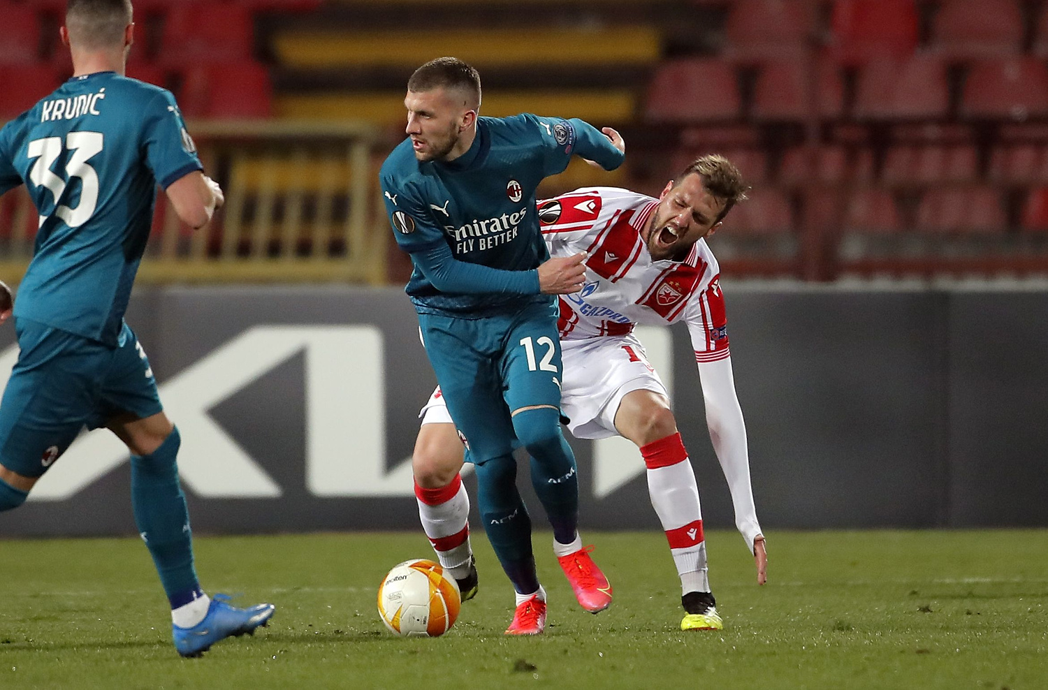 AC Milan odpowiedział na zwycięstwo Interu. Wygrana z Romą okupiona kontuzjami [WIDEO]