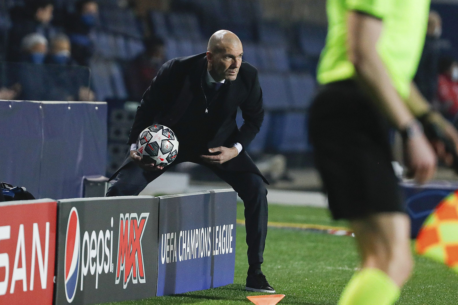 Zinedine Zidane wróci na ławkę trenerską? Gigant stara się namówić francuskiego szkoleniowca