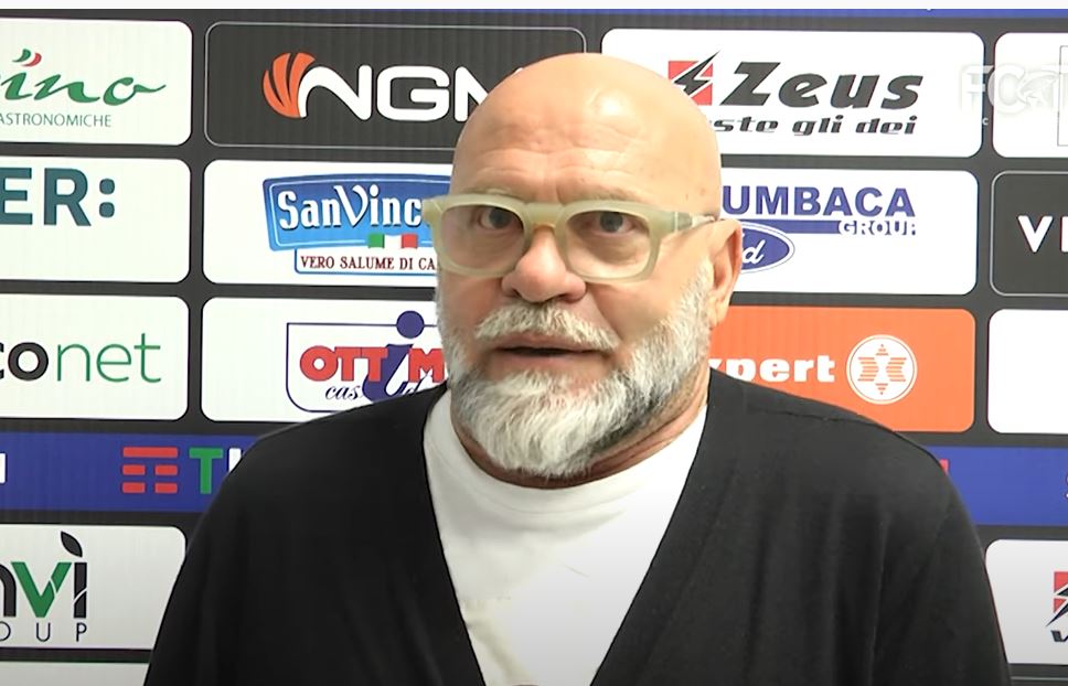 Motywował graczy filmami porno, walczył z synem dyktatora, teraz ma dokonać cudu. Szaleniec wraca do gry