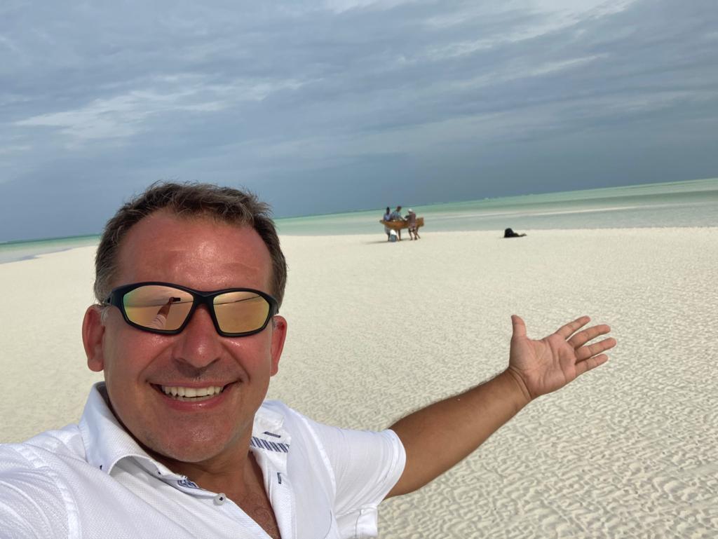 Rajska wyspa zamiast Ekstraklasy. Żelek Żyżyński o życiu, piłce i wielkich planach na Zanzibarze [NASZ WYWIAD]
