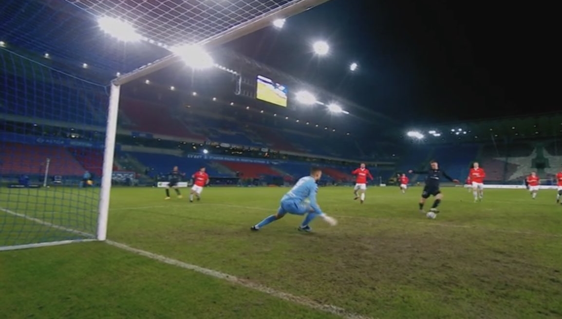 Kiks sezonu w meczu Wisły Kraków z Górnikiem Zabrze? Napastnik zmarnował doskonałą okazję [WIDEO]