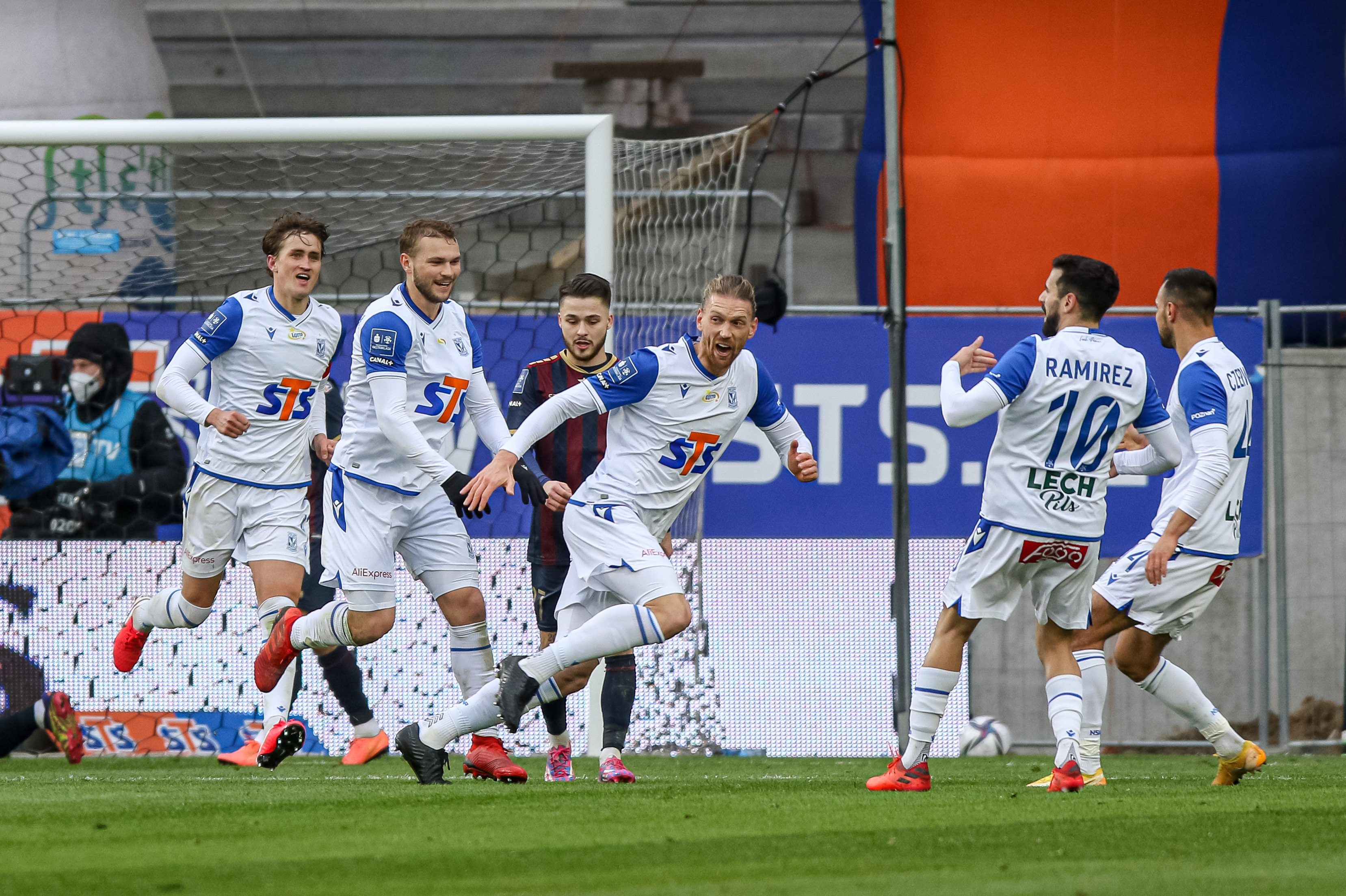 Pogoń przegrała trzeci mecz z  rzędu. Lech zwyciężył na trudnym terenie i goni ligową czołówkę