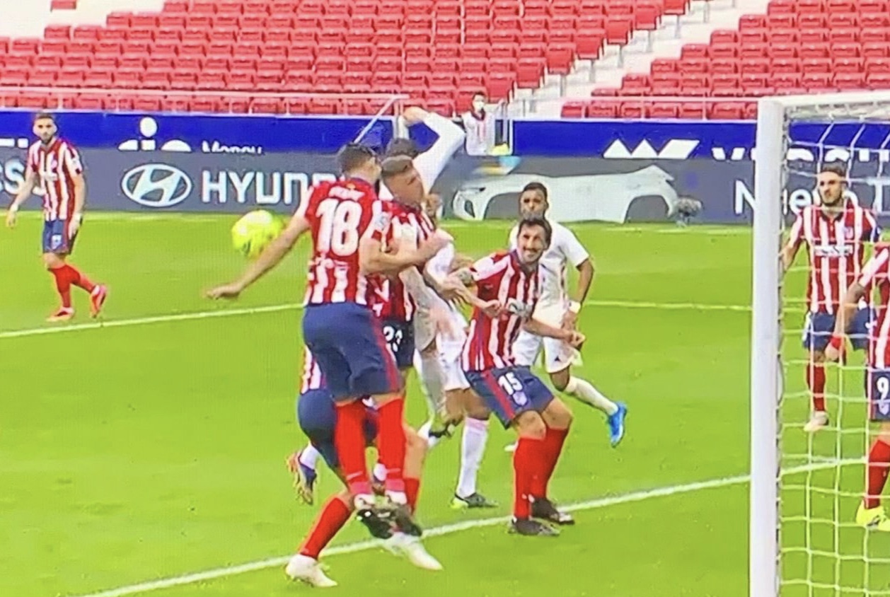Ogromna kontrowersja w derbach Madrytu! Piłkarz Atletico zagrał ręką, ale sędzia nie odgwizdał karnego