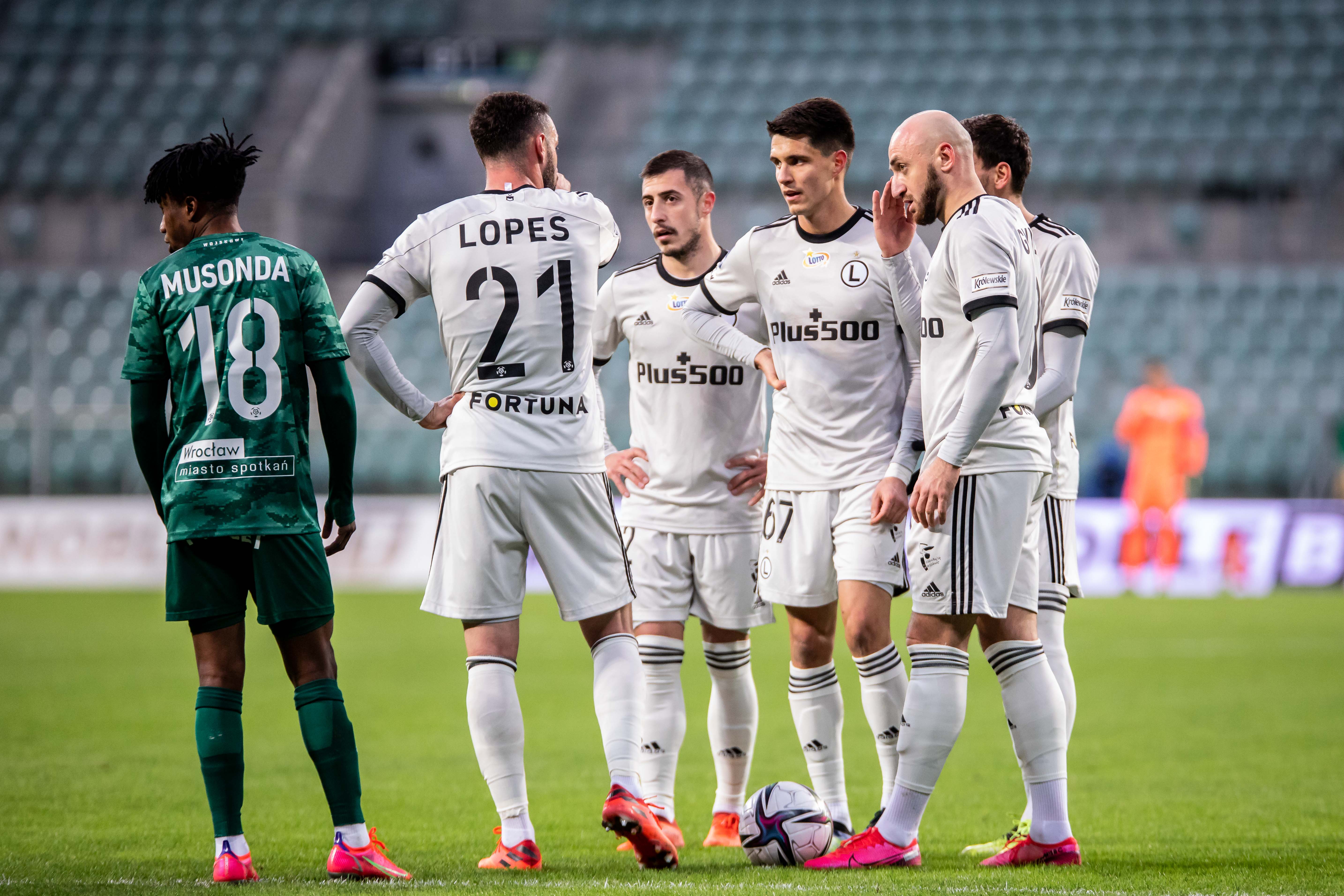 Legia Warszawa wykorzystała potknięcia rywali. Twierdza Wrocław padła w starciu z liderem